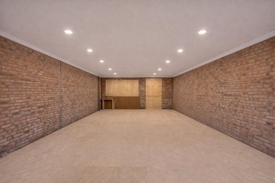598 Pacific Street offers a fully vacant mixed use townhouse - photo 5