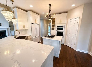 Welcome to this beautifully updated 6-bedroom, 4-bathroom home - photo 7