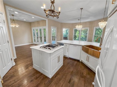 Welcome to this beautifully updated 6-bedroom, 4-bathroom home - photo 9