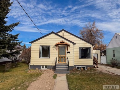 Fully Remodeled and priced to sell. Stunning 3 bedroom, 2 bath - photo 1
