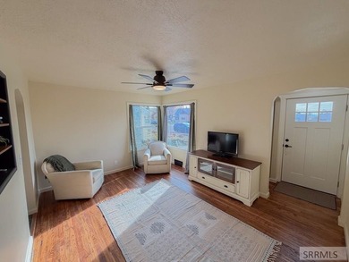 Fully Remodeled and priced to sell. Stunning 3 bedroom, 2 bath - photo 3