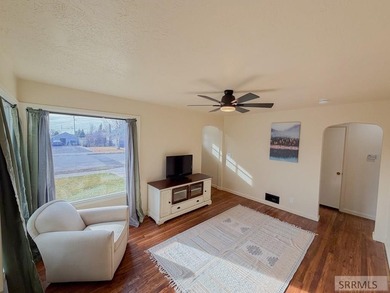 Fully Remodeled and priced to sell. Stunning 3 bedroom, 2 bath - photo 4