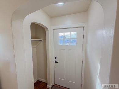Fully Remodeled and priced to sell. Stunning 3 bedroom, 2 bath - photo 5