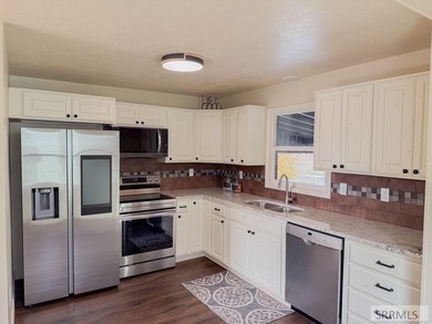 Fully Remodeled and priced to sell. Stunning 3 bedroom, 2 bath - photo 6