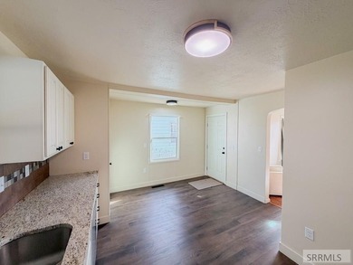 Fully Remodeled and priced to sell. Stunning 3 bedroom, 2 bath - photo 7
