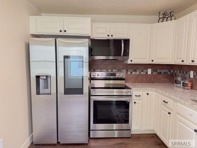 Fully Remodeled and priced to sell. Stunning 3 bedroom, 2 bath - photo 8