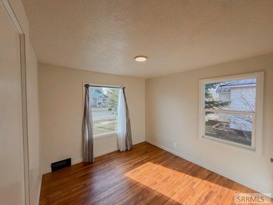 Fully Remodeled and priced to sell. Stunning 3 bedroom, 2 bath - photo 9