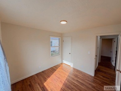 Fully Remodeled and priced to sell. Stunning 3 bedroom, 2 bath - photo 10