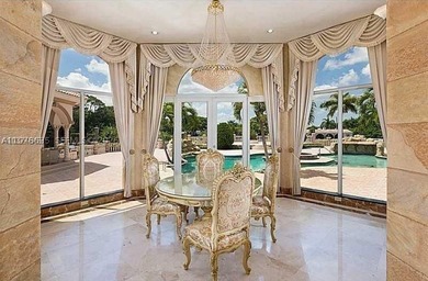 Extraordinary custom-built estate situated on over 5 private - photo 12