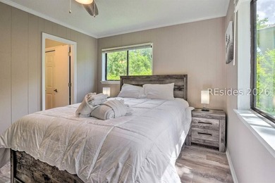 Excellent opportunity to own a beautifully updated villa in the - photo 12