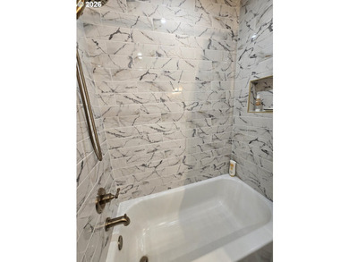 Creekside Luxury in the Heart of Dufur. Experience the pinnacle - photo 13