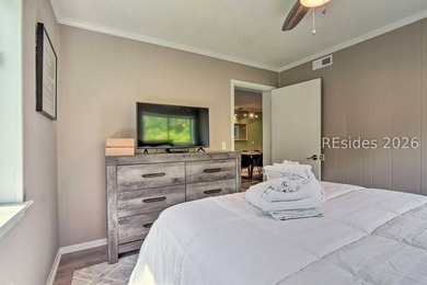 Excellent opportunity to own a beautifully updated villa in the - photo 14