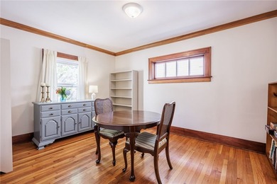 Conveniently located just minutes from the University of - photo 9