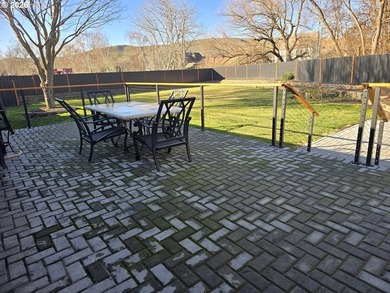 Creekside Luxury in the Heart of Dufur. Experience the pinnacle - photo 24