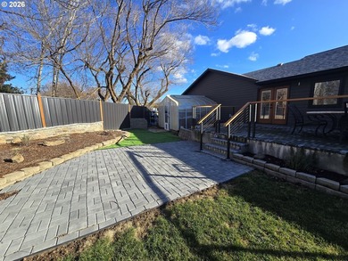 Creekside Luxury in the Heart of Dufur. Experience the pinnacle - photo 26