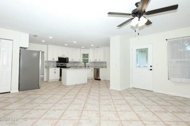 Welcome to this beautifully renovated 5-bedroom, 2.5-bath pool - photo 15
