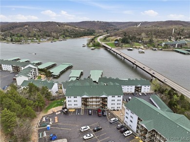 Top-floor condo with soaring vaulted ceilings and dramatic - photo 2