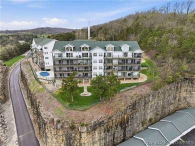 Top-floor condo with soaring vaulted ceilings and dramatic - photo 3
