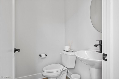 Downtown living at its best. Plenty of living space - photo 15