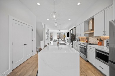 Downtown living at its best. Plenty of living space - photo 17