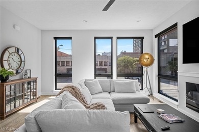 Downtown living at its best. Plenty of living space - photo 18