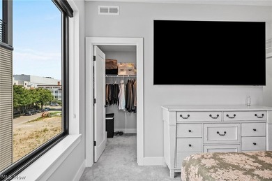 Downtown living at its best. Plenty of living space - photo 23