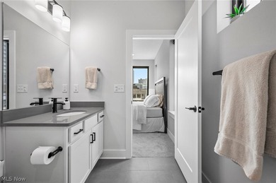 Downtown living at its best. Plenty of living space - photo 31