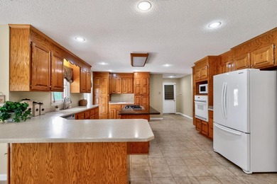 Welcome home! This beautiful maintained, two-story brick estate - photo 14