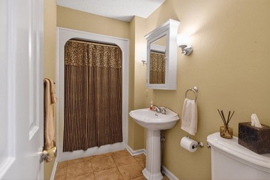 Welcome home! This beautiful maintained, two-story brick estate - photo 23