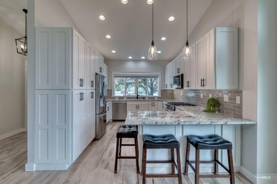 What a Light and Bright- Beautiful Home- Near Discovery Park in - photo 6