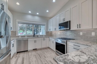 What a Light and Bright- Beautiful Home- Near Discovery Park in - photo 7