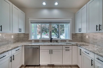 What a Light and Bright- Beautiful Home- Near Discovery Park in - photo 8
