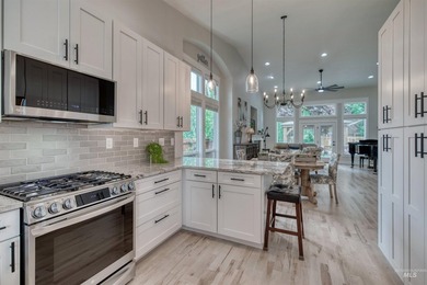 What a Light and Bright- Beautiful Home- Near Discovery Park in - photo 10
