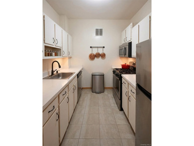 Spacious, Sun-Filled Alcove Studio in Prime Brooklyn Location - photo 7
