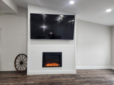 Welcome to this beautiful 3 bedroom, 2 full bath, 2 half bath - photo 4