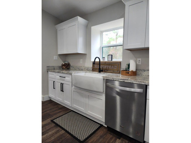 Welcome to this beautiful 3 bedroom, 2 full bath, 2 half bath - photo 9