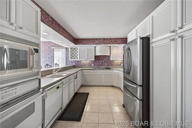 Beautiful Lake Views in this sought after well established - photo 5