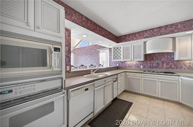 Beautiful Lake Views in this sought after well established - photo 6