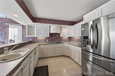 Beautiful Lake Views in this sought after well established - photo 7