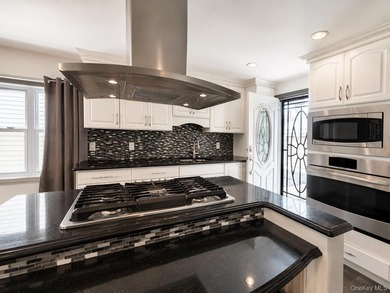 Welcome to this move-in-ready house. Filled with natural - photo 2