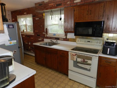 Spacious 4 Bedroom, 2 Bath High Ranch with Garage.Large Living - photo 4