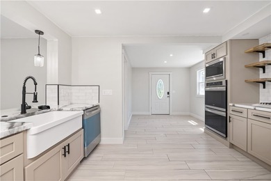 Welcome to this completely renovated 4 bedroom, 1.5 bath - photo 4