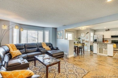 Location, location, location! This stunningly renovated 2 bed, 2 - photo 3