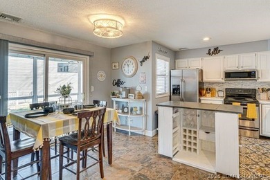 Location, location, location! This stunningly renovated 2 bed, 2 - photo 7