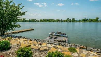 Lake Home For Sale in Saint-Mathias-Sur-Richelieu,