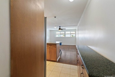 Centrally located 2 bedroom, 1 bathroom apartment with 1 parking - photo 2
