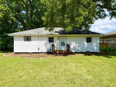 RARE TURNKEY ROCK RIVER COTTAGE! Fully renovated 3 bedroom, 1 - photo 2