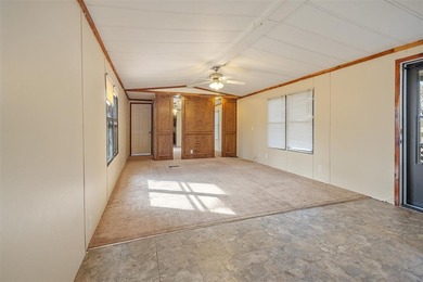 Well maintained 3 bedroom, 2 bath home situated on three - photo 4