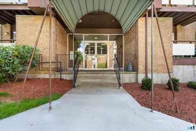 Spacious and updated third floor ranch style condominium. Large - photo 2