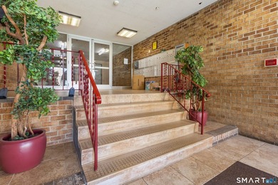 Spacious and updated third floor ranch style condominium. Large - photo 3